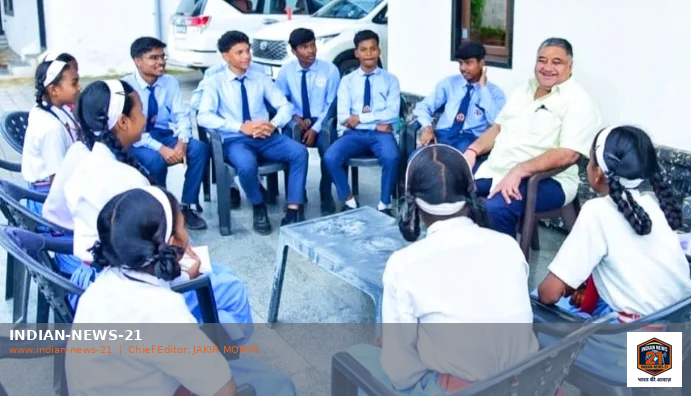 लखनपुर में विभिन्न विद्यालयों के विद्यार्थियों से आत्मीय संवाद, बच्चों की जिज्ञासा और सीखने की ललक को बताया देश के उज्ज्वल भविष्य की सबसे बड़ी ताकत